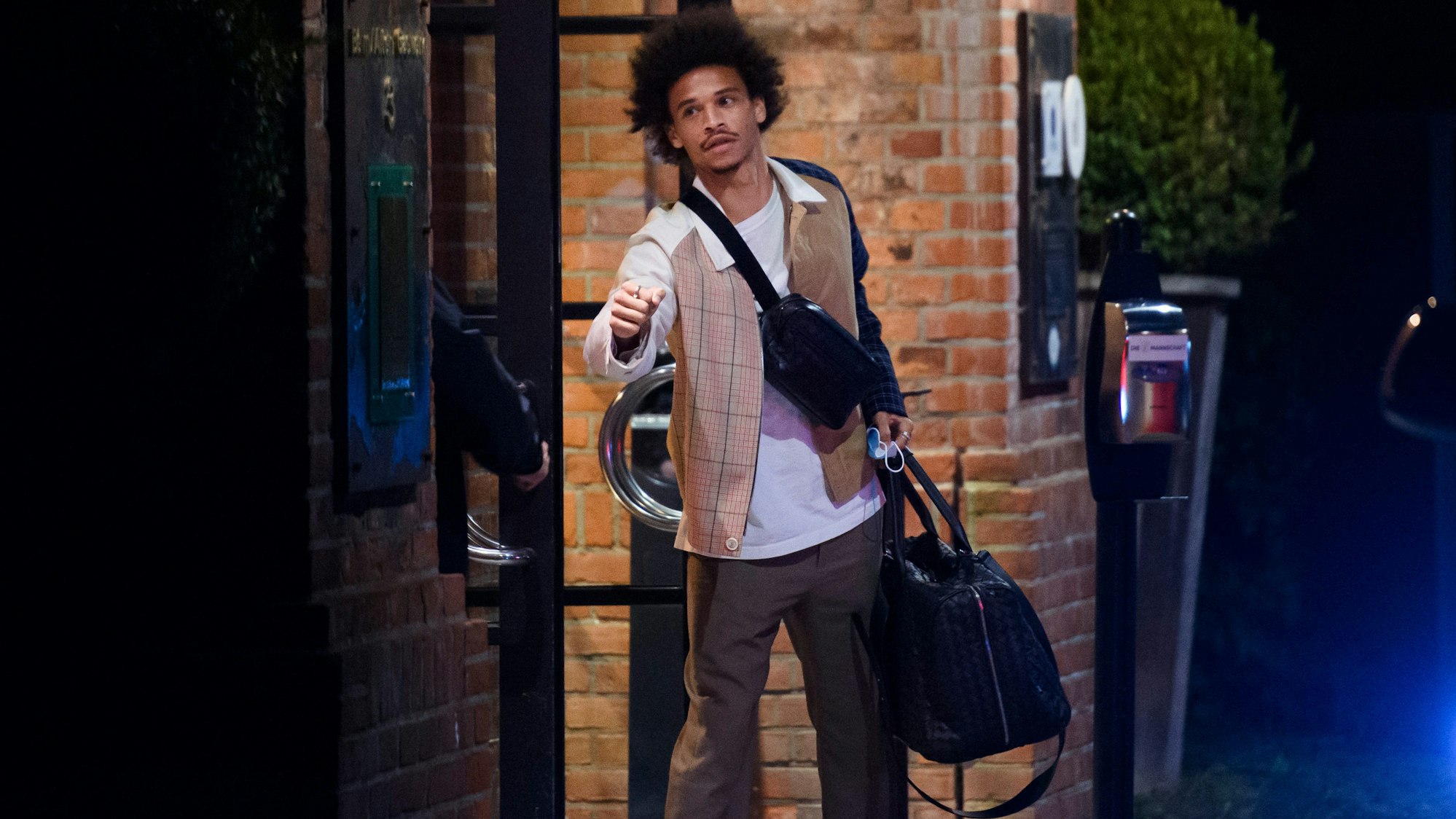 Leroy Sane kommt in ein Hotel in Hamburg vor den Qualifikationsspielen zur Fußball-Weltmeisterschaft.