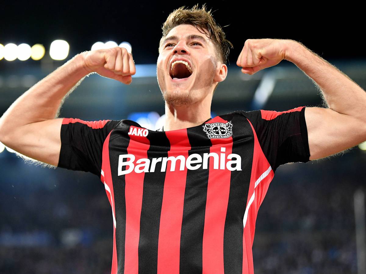 In der Bielefelder Schüco-Arena posiert Patrick Schick in Bodybuilder-Manier.