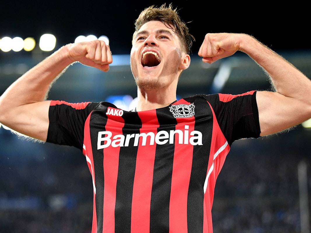 In der Bielefelder Schüco-Arena posiert Patrick Schick in Bodybuilder-Manier.