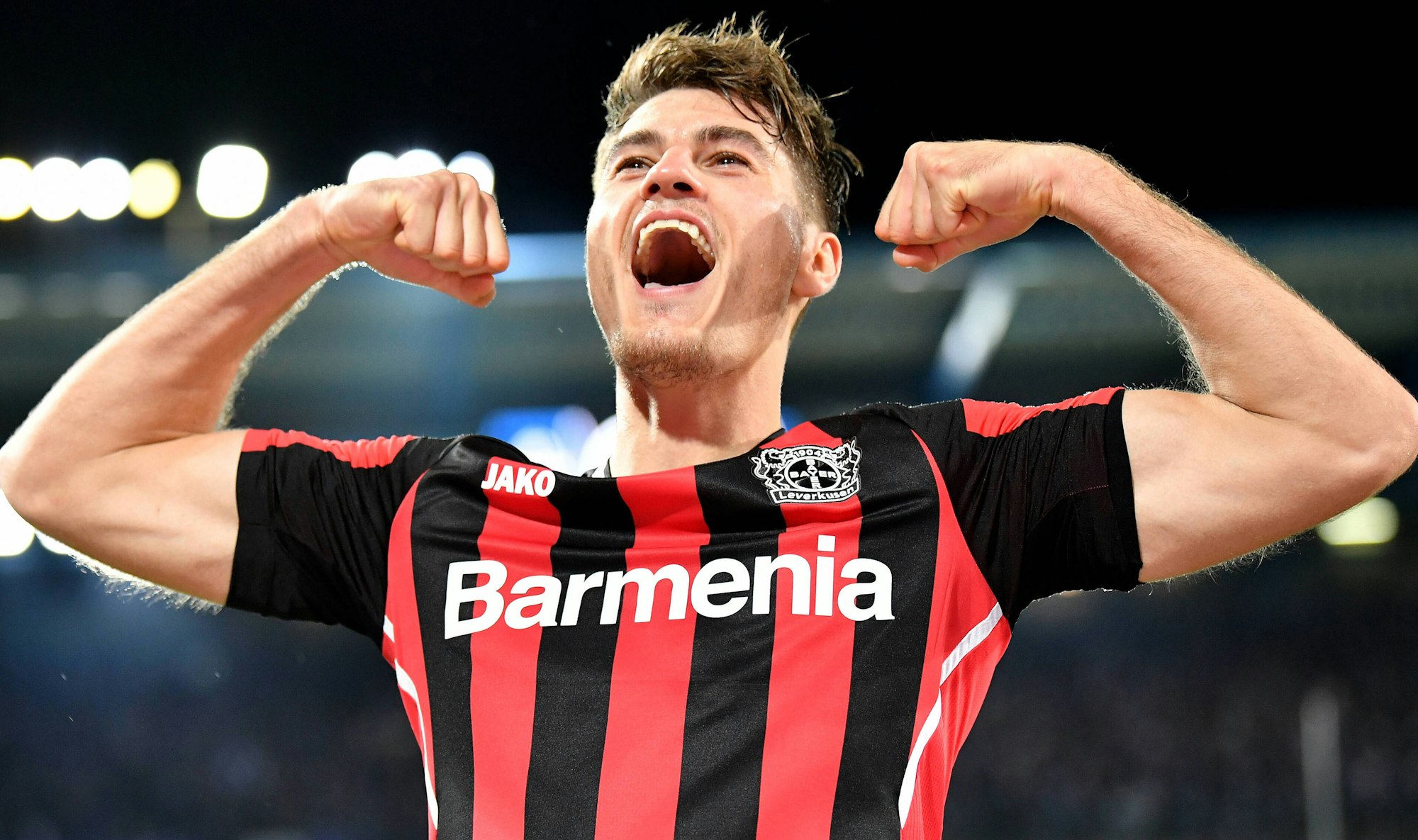 In der Bielefelder Schüco-Arena posiert Patrick Schick in Bodybuilder-Manier.