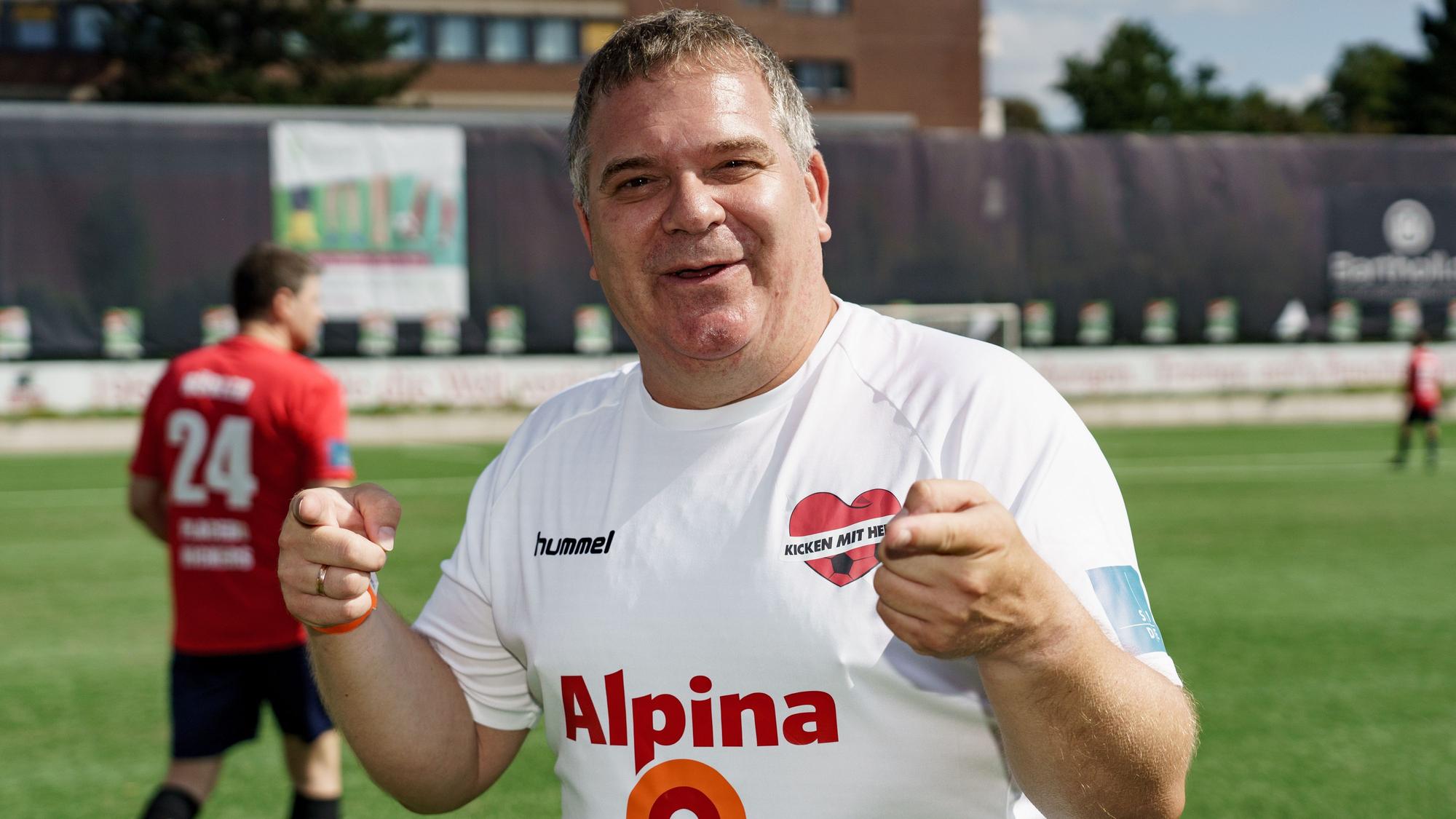 Elton, TV-Moderator, betritt bei der Benefizveranstaltung "Kicken mit Herz" das Spielfeld.