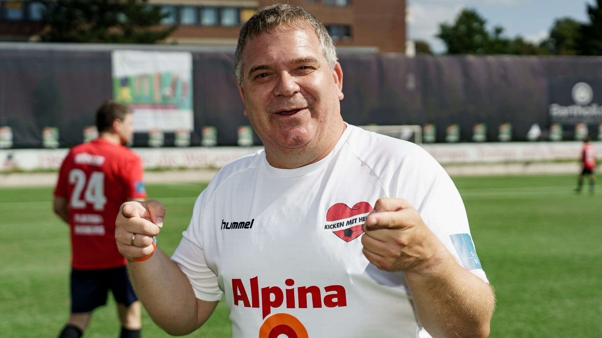 Elton, TV-Moderator, betritt bei der Benefizveranstaltung "Kicken mit Herz" das Spielfeld.