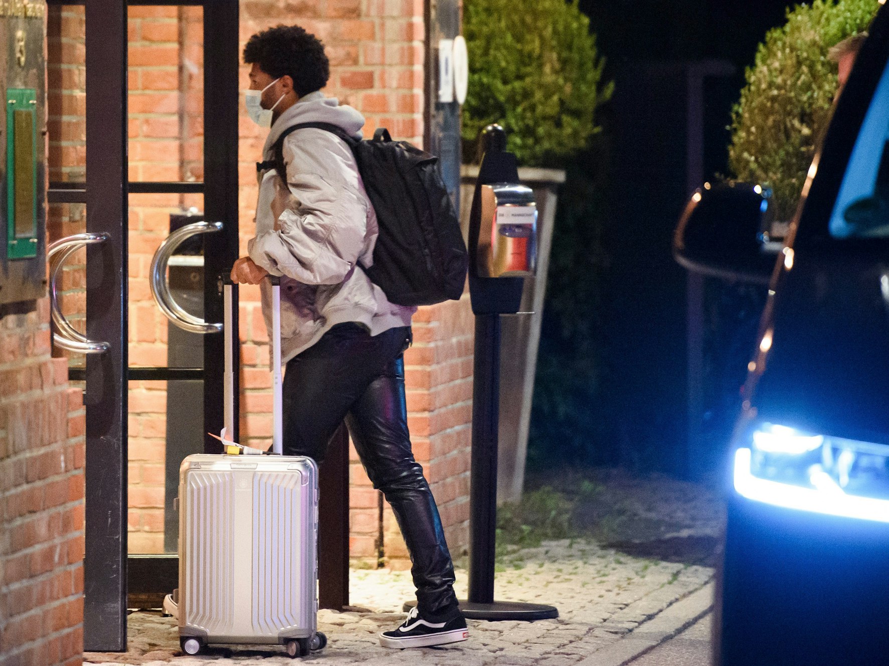 Serge Gnabry kommt in ein Hotel in Hamburg vor den Qualifikationsspielen zur Fußball-Weltmeisterschaft.