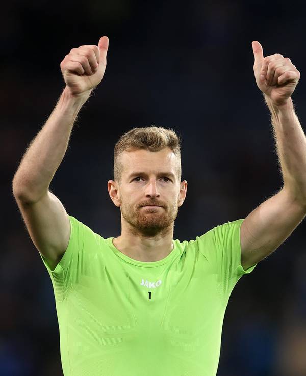 Lukas Hradecky hebt beide Daumen in die Höhe