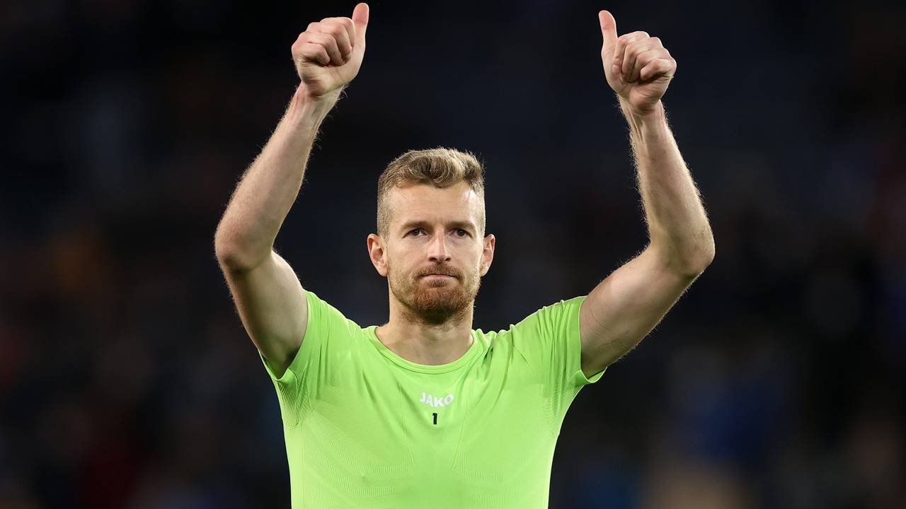 Lukas Hradecky hebt beide Daumen in die Höhe