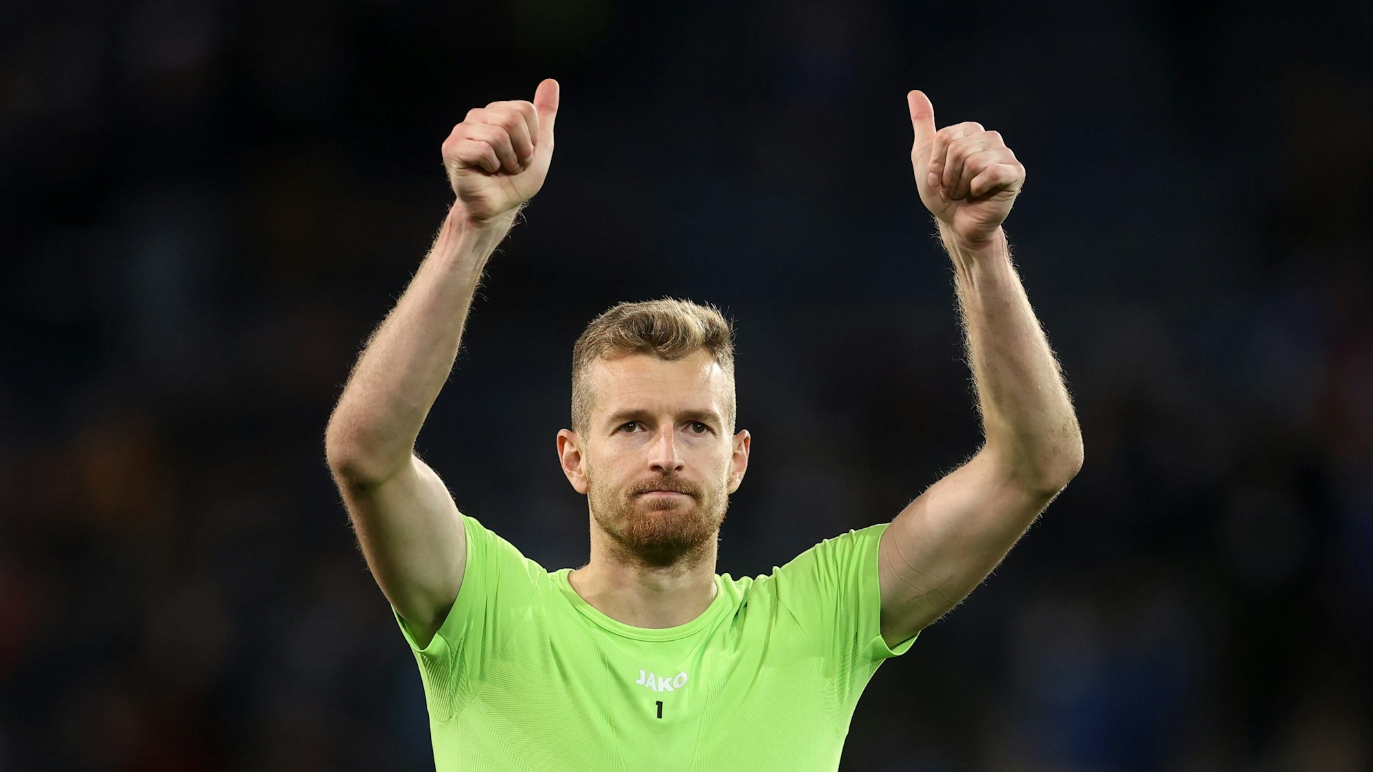 Lukas Hradecky hebt beide Daumen in die Höhe