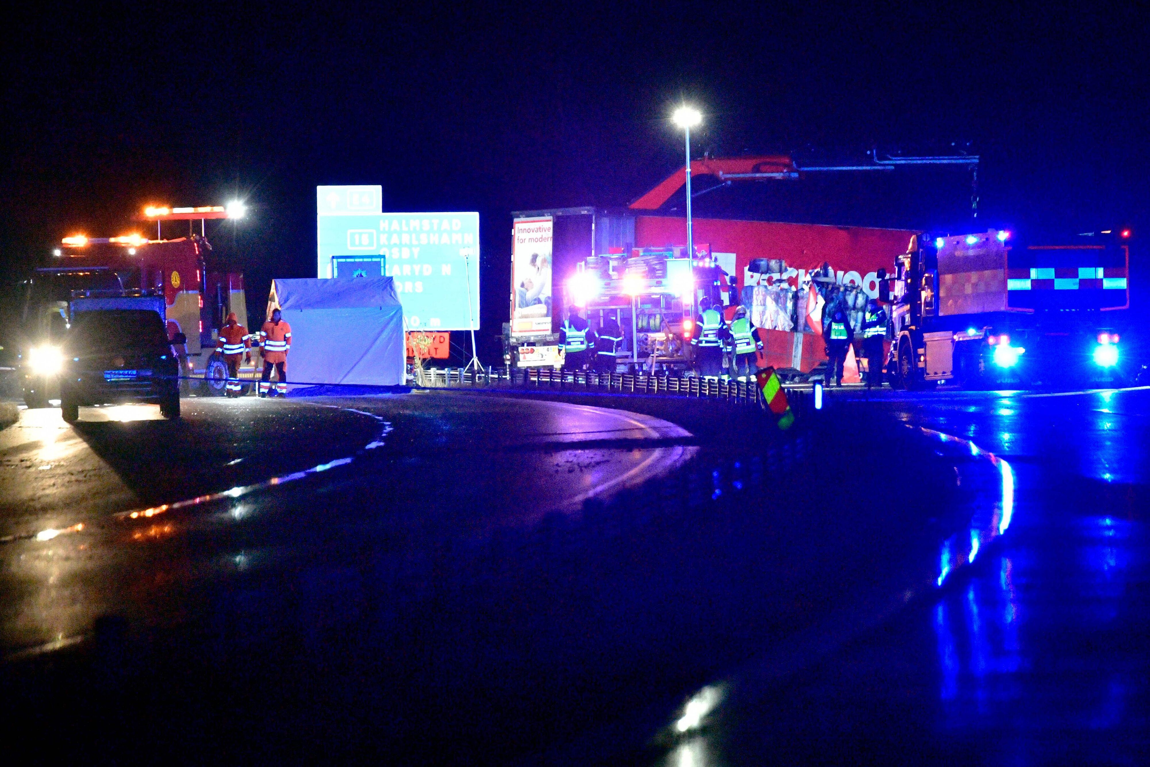 Rettungskräfte an der Unfallstelle in Markaryd im Süden Schwedens: Hier ist der Mohammed-Karikaturist Lars Vilks am Sonntagabend (3. Oktober 2021) bei einem Verkehrsunfall gestorben.