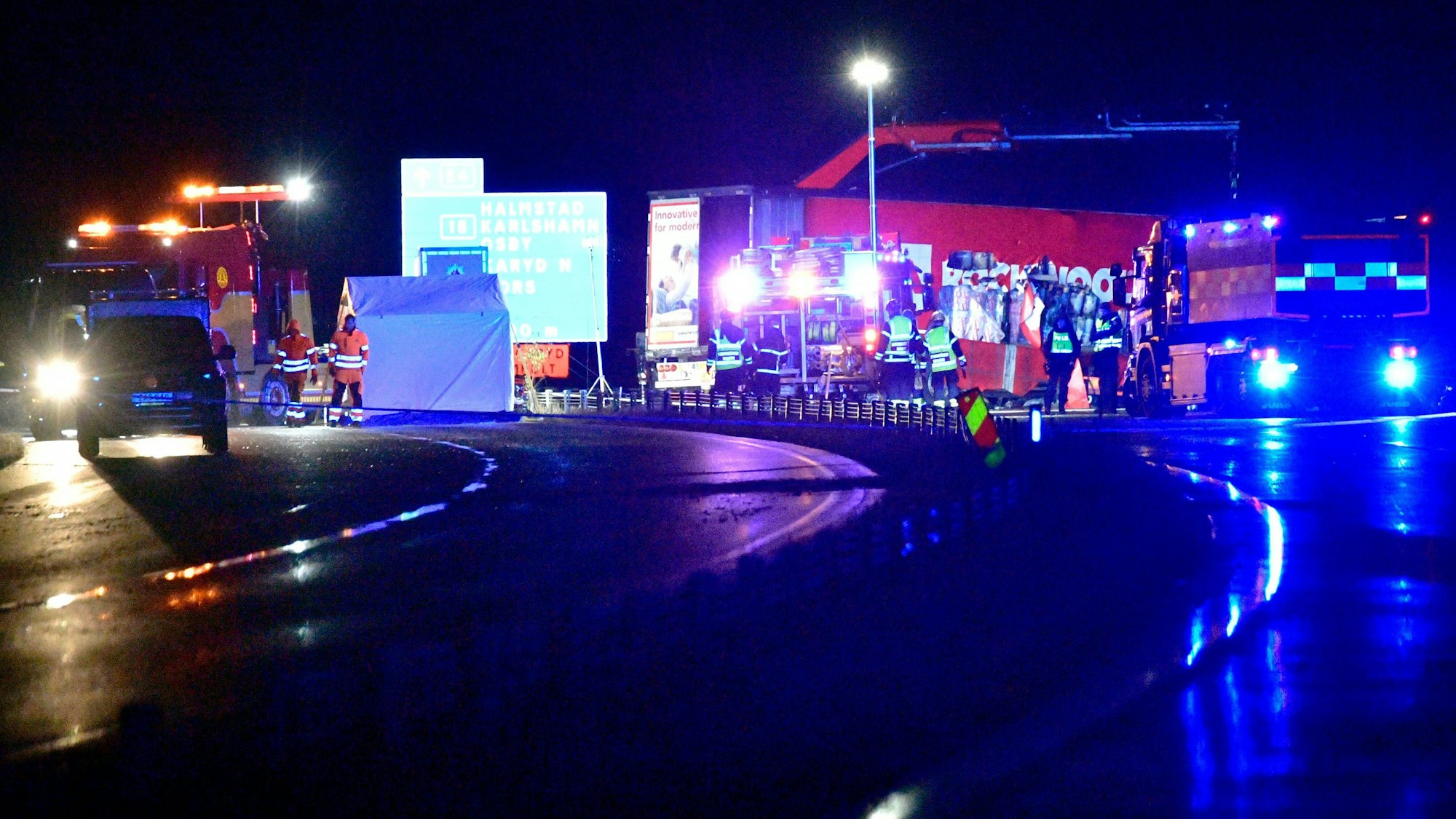 Rettungskräfte an der Unfallstelle in Markaryd im Süden Schwedens: Hier ist der Mohammed-Karikaturist Lars Vilks am Sonntagabend (3. Oktober 2021) bei einem Verkehrsunfall gestorben.