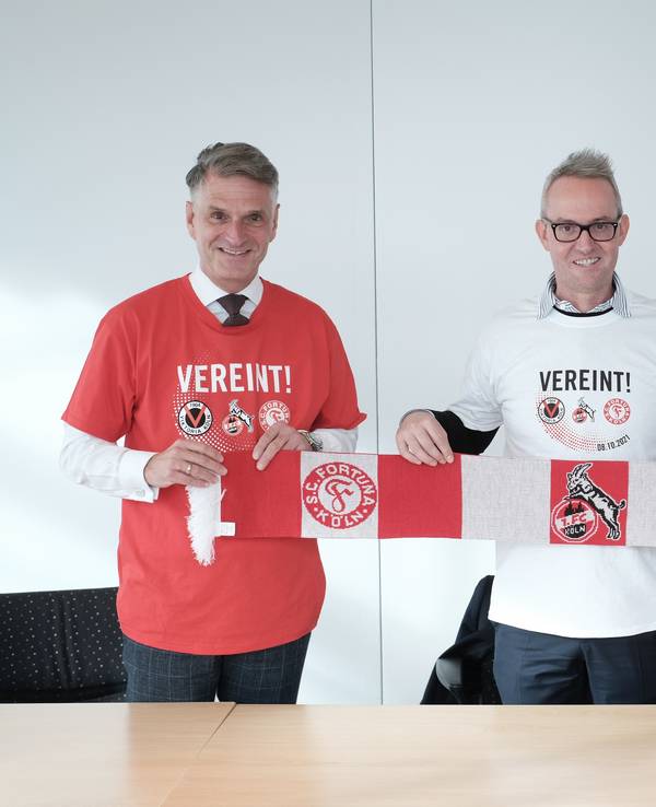 Andreas Rettig, Alexander Wehrle und Hanns-Jörg Westendorf (v.r.) demonstrieren gemeinsam mit dem „Mottoschal“ und T-Shirt Einigkeit.