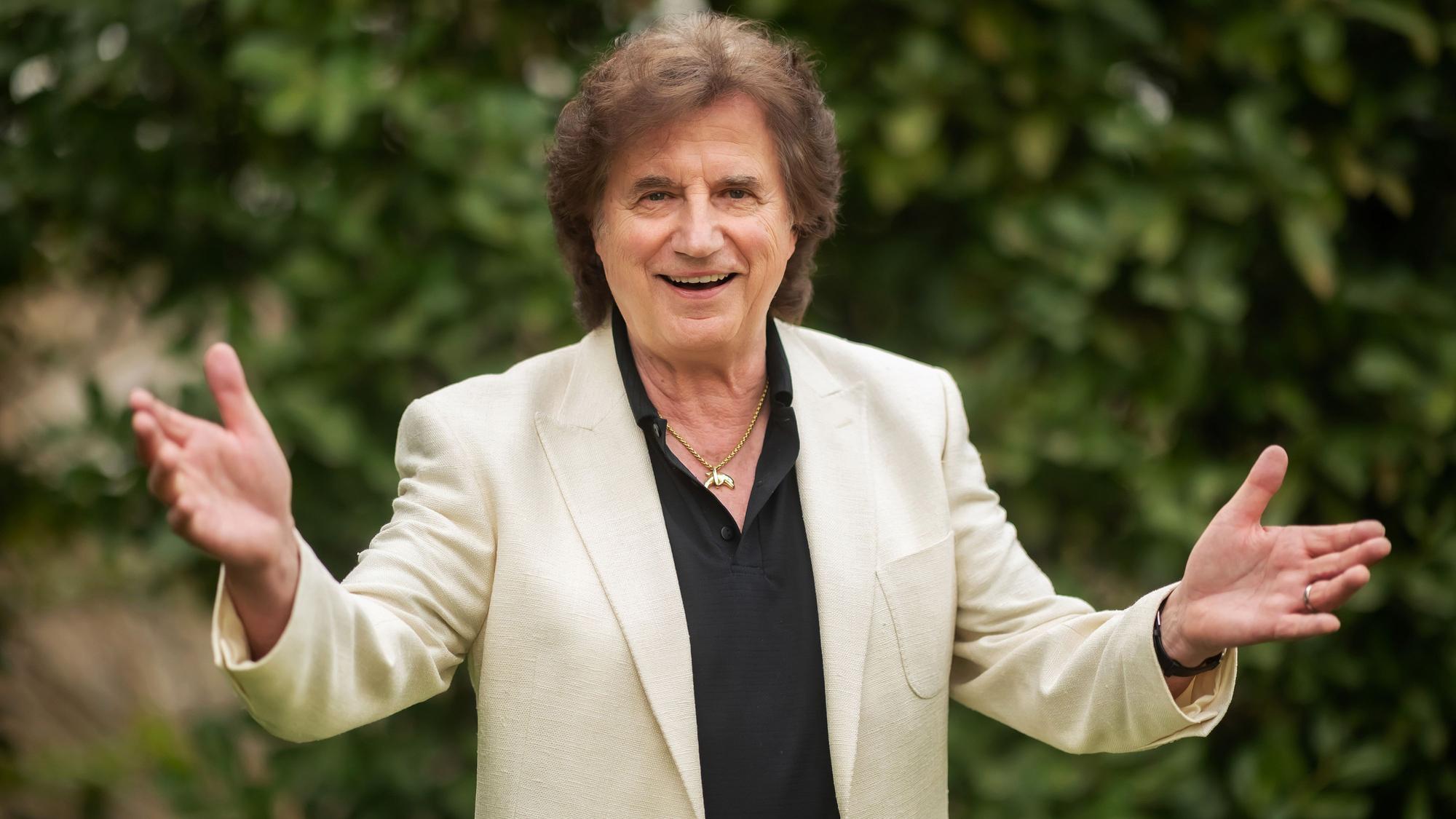 Der Schlagersänger Olaf Malolepski, der als „Olaf der Flipper“ auftritt, steht im Garten seines Hauses.