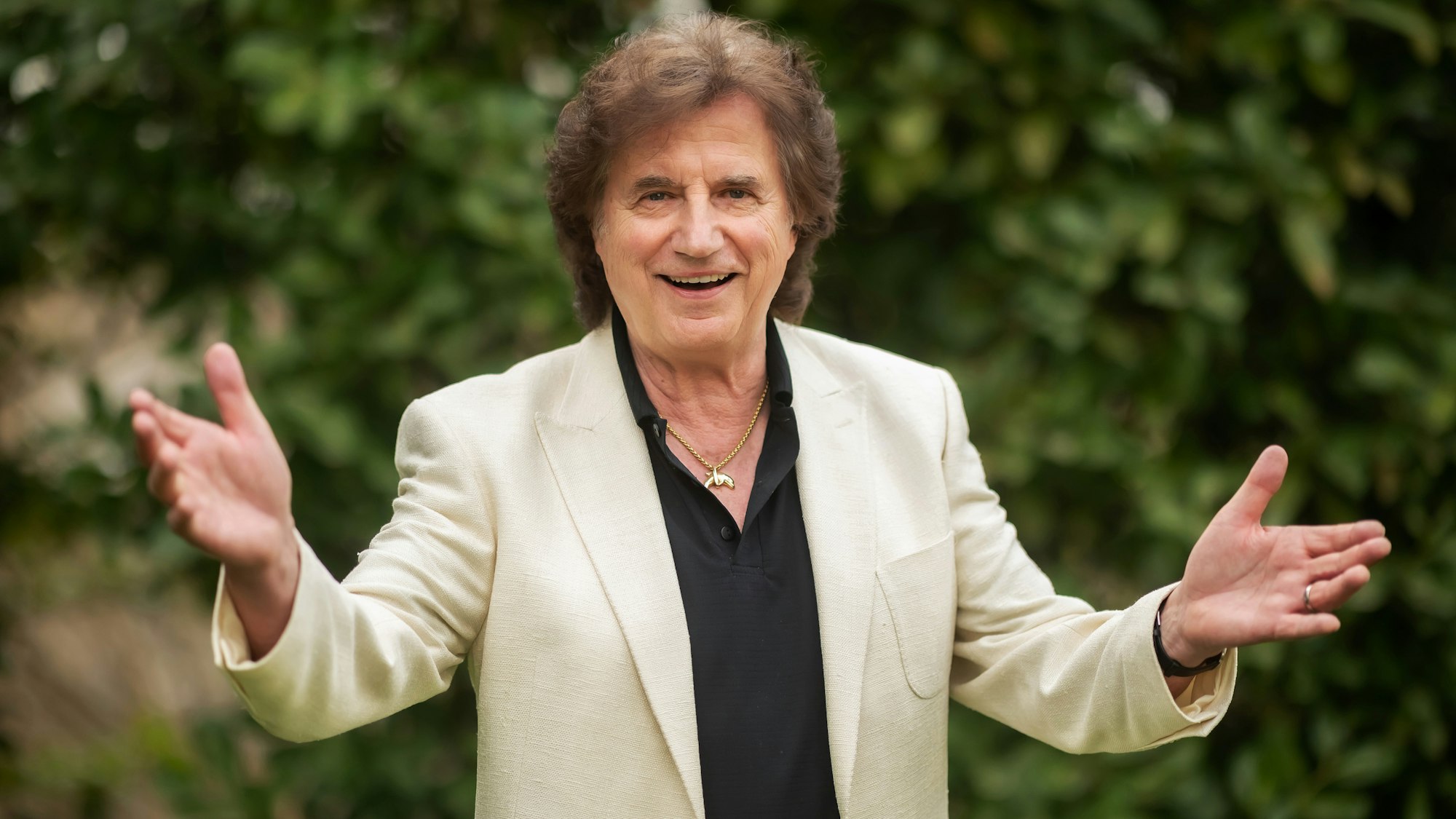 Der Schlagersänger Olaf Malolepski, der als „Olaf der Flipper“ auftritt, steht im Garten seines Hauses.