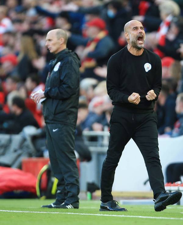 Pep Guardiola von Manchester City schreit und ballt die Fäuste.