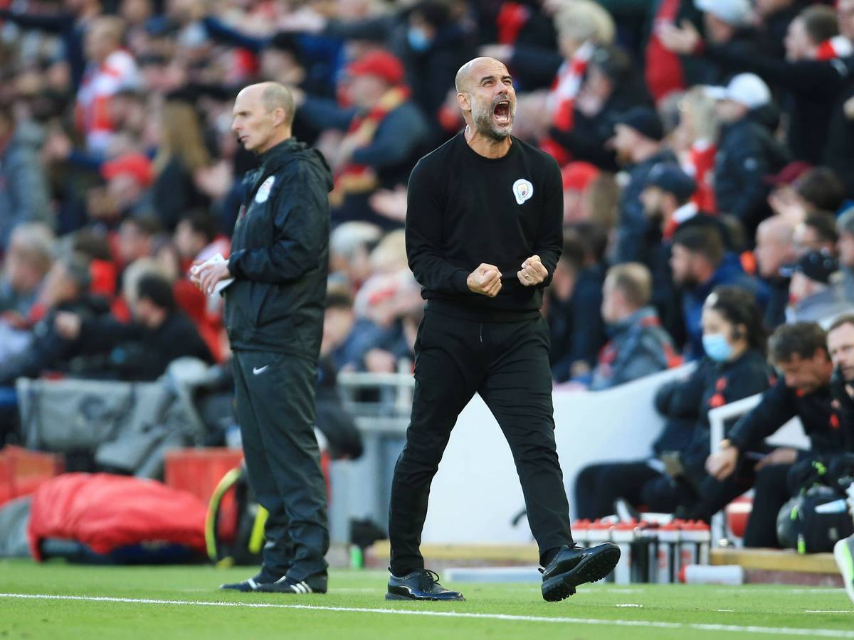 Pep Guardiola von Manchester City schreit und ballt die Fäuste.