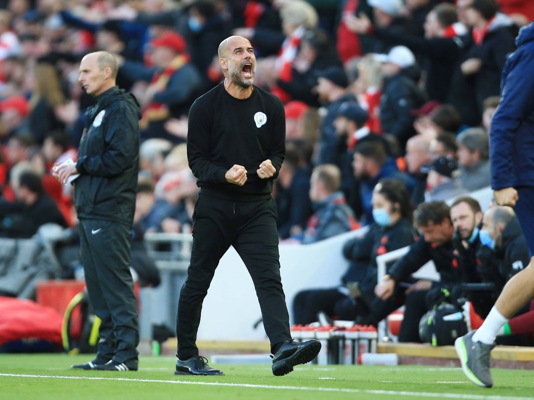 Pep Guardiola von Manchester City schreit und ballt die Fäuste.