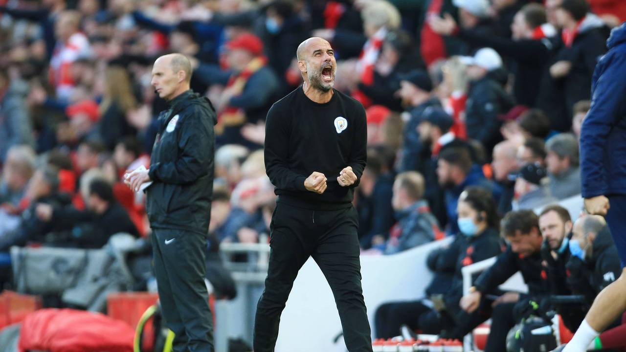 Pep Guardiola von Manchester City schreit und ballt die Fäuste.