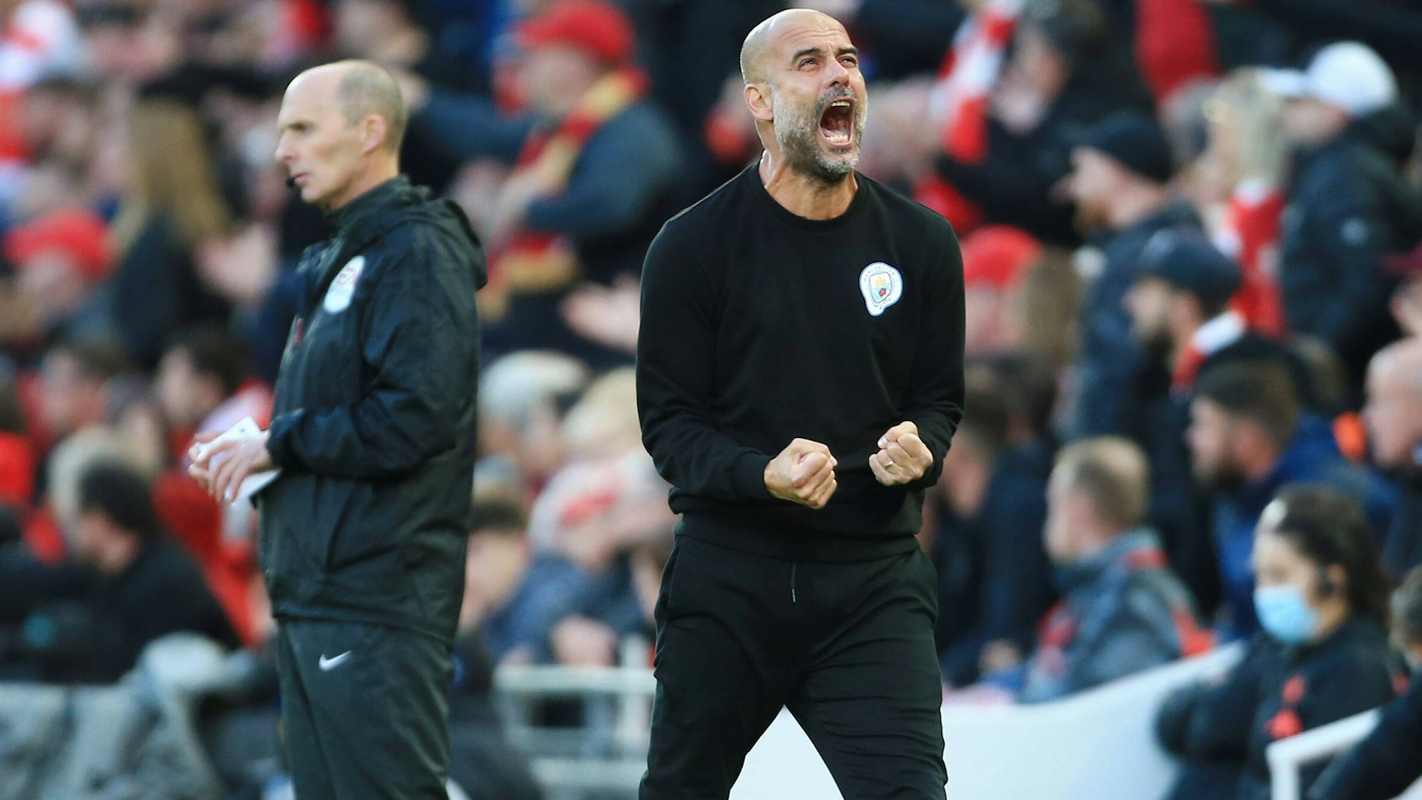 Pep Guardiola von Manchester City schreit und ballt die Fäuste.
