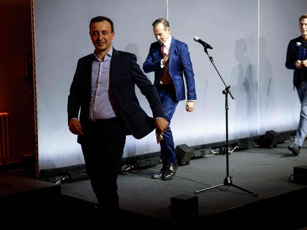 CDU-Generalsekretär Paul Ziemiak, FDP-Generalsekretär Volker Wissing und CSU-Generalsekretär Markus Blume bei einer Pressekonferenz nach den Sondierungen zwischen Union und FDP am Sonntag (3. Oktober). Sie schreiten von der Bühne.