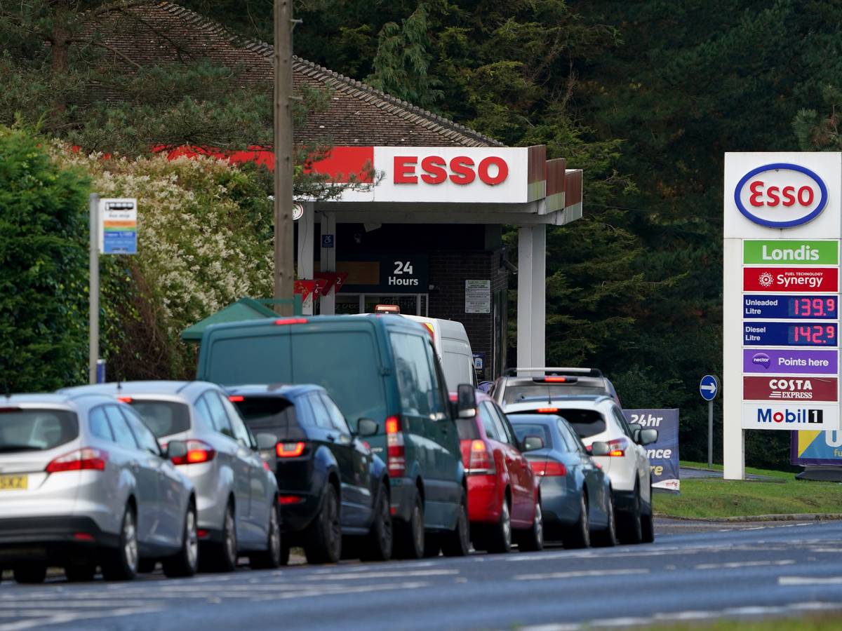 Autofahrer stehen vor einer Esso-Tankstelle Schlange, um zu tanken. In Großbritannien sind seit Montag (04.10.2021) Soldaten im Einsatz, um den anhaltenden Kraftstoffmangel an britischen Tankstellen einzudämmen.