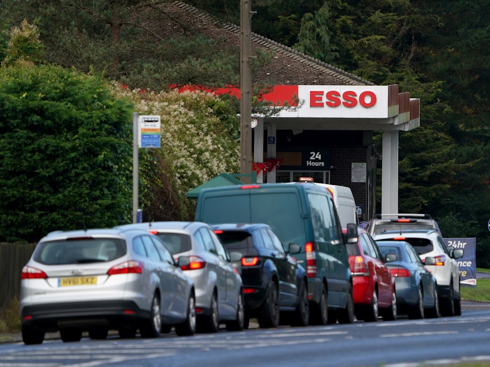 Autofahrer stehen vor einer Esso-Tankstelle Schlange, um zu tanken. In Großbritannien sind seit Montag (04.10.2021) Soldaten im Einsatz, um den anhaltenden Kraftstoffmangel an britischen Tankstellen einzudämmen.