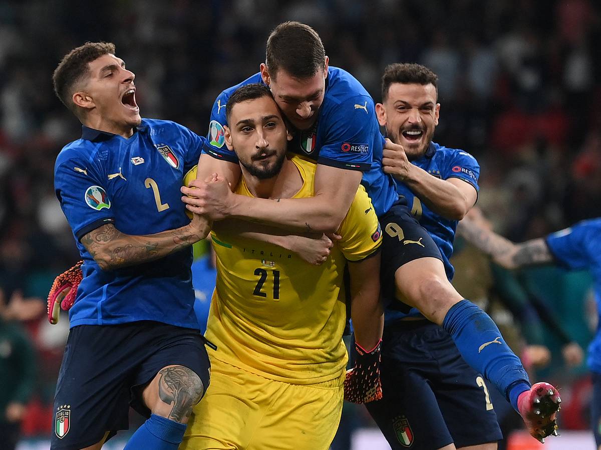 Gianluigi Donnarumma wird von seinen Teamkollegen nach Italiens EM-Triumph gefeiert.