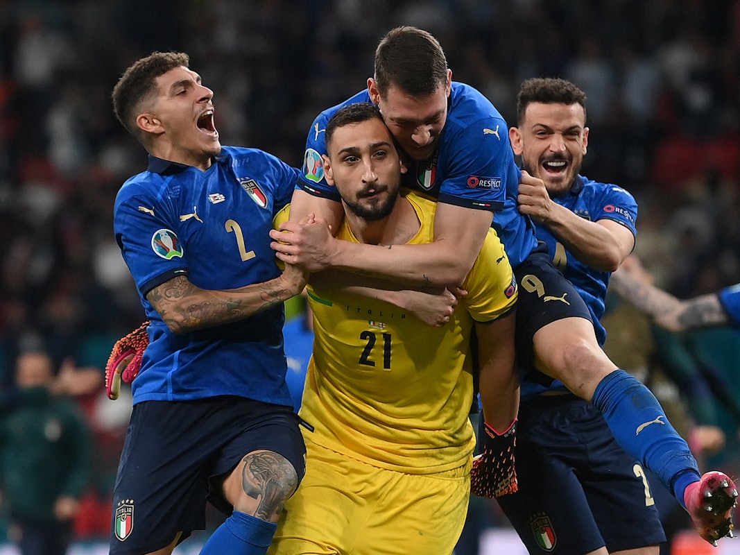 Gianluigi Donnarumma wird von seinen Teamkollegen nach Italiens EM-Triumph gefeiert.