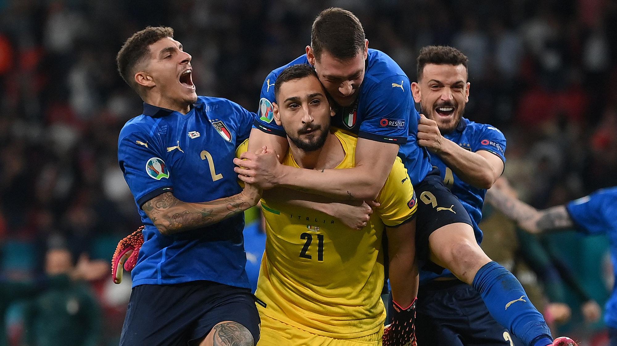 Gianluigi Donnarumma wird von seinen Teamkollegen nach Italiens EM-Triumph gefeiert.