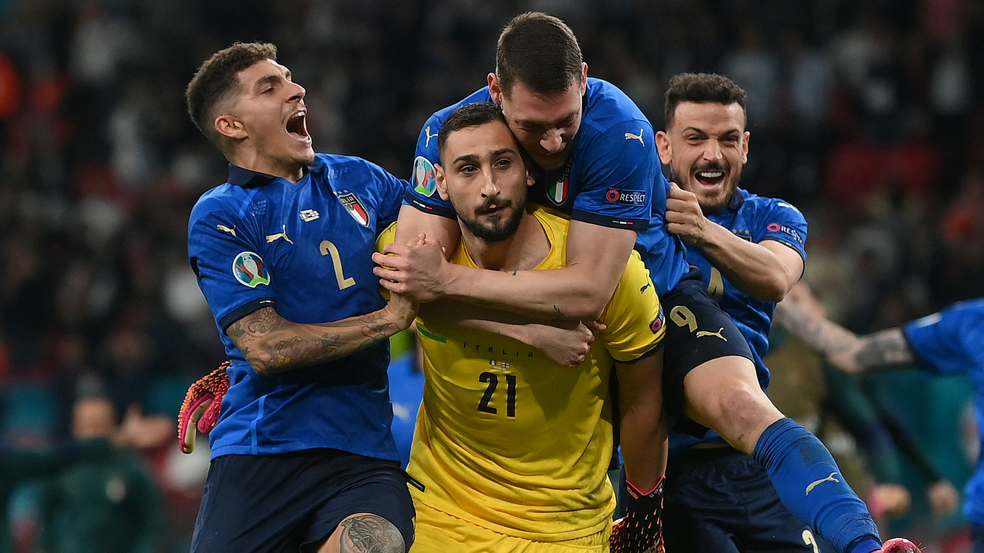 Gianluigi Donnarumma wird von seinen Teamkollegen nach Italiens EM-Triumph gefeiert.
