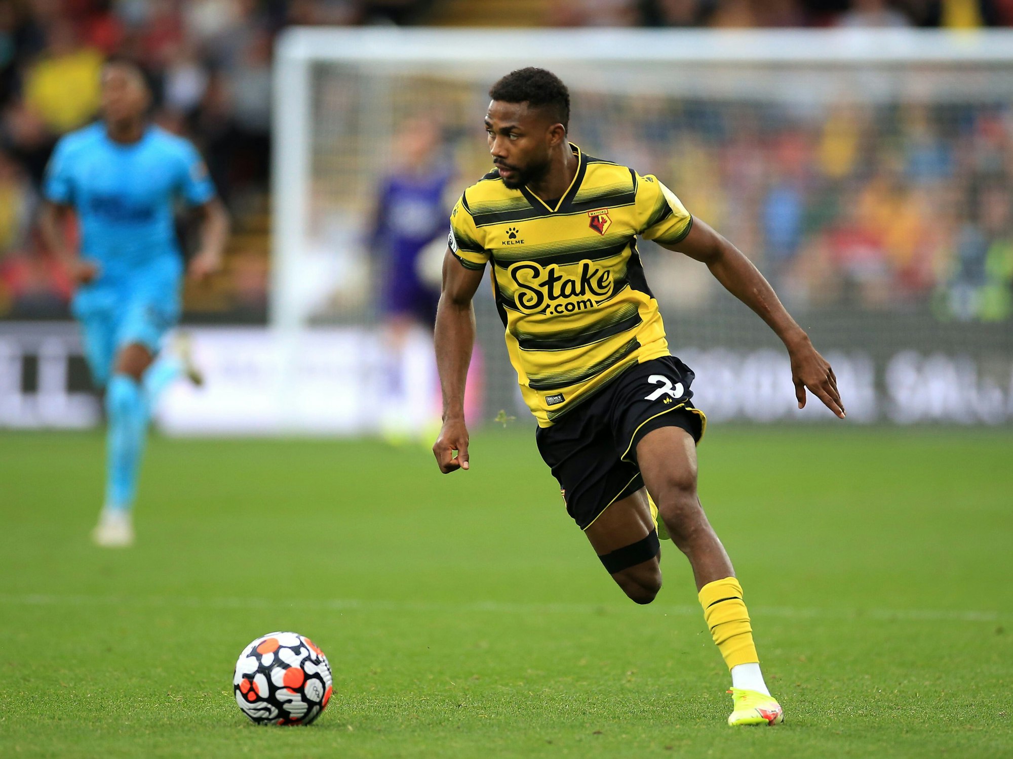 Emmanuel Dennis spielt für den FC Watford gegen Newcastle United.