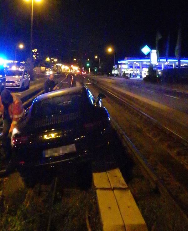 Knapp an der Fahrbahn vorbei: Der Porsche, den ein Unbekannter in der Nacht auf Dienstag (5. Oktober 2021) in Köln-Marienburg geklaut hat, hängt im Gleisbett.
