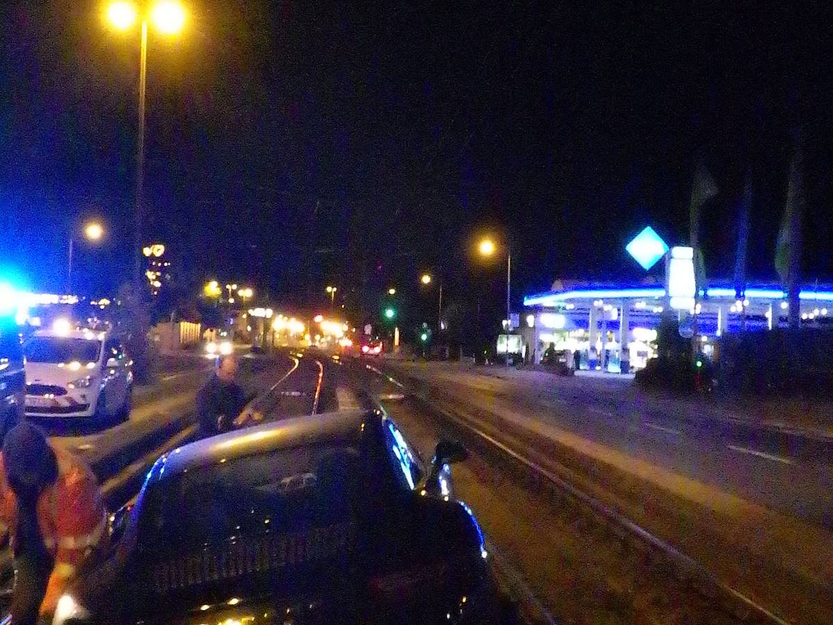 Knapp an der Fahrbahn vorbei: Der Porsche, den ein Unbekannter in der Nacht auf Dienstag (5. Oktober 2021) in Köln-Marienburg geklaut hat, hängt im Gleisbett.