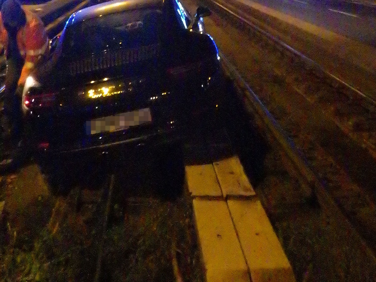 Knapp an der Fahrbahn vorbei: Der Porsche, den ein Unbekannter in der Nacht auf Dienstag (5. Oktober 2021) in Köln-Marienburg geklaut hat, hängt im Gleisbett.