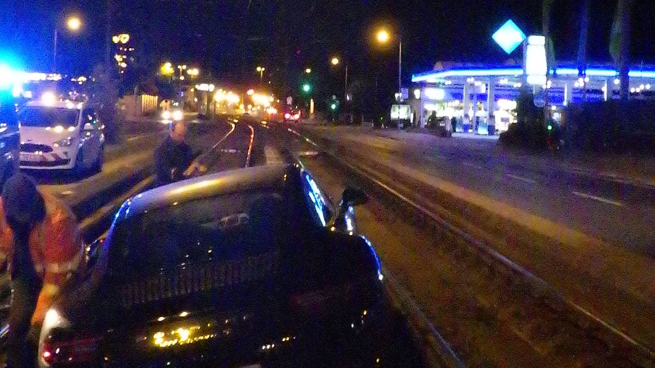 Knapp an der Fahrbahn vorbei: Der Porsche, den ein Unbekannter in der Nacht auf Dienstag (5. Oktober 2021) in Köln-Marienburg geklaut hat, hängt im Gleisbett.
