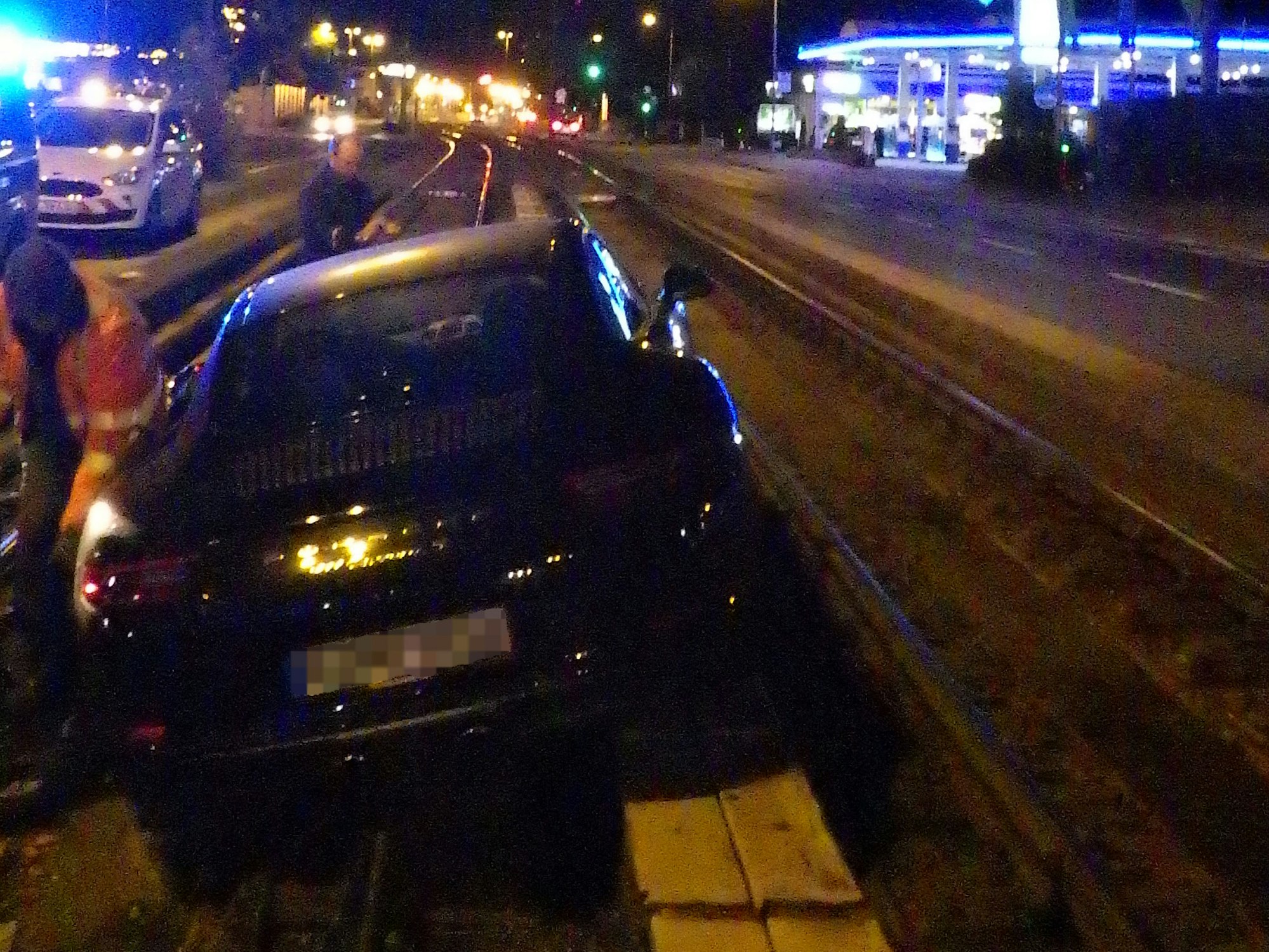 Knapp an der Fahrbahn vorbei: Der Porsche, den ein Unbekannter in der Nacht auf Dienstag (5. Oktober 2021) in Köln-Marienburg geklaut hat, hängt im Gleisbett.