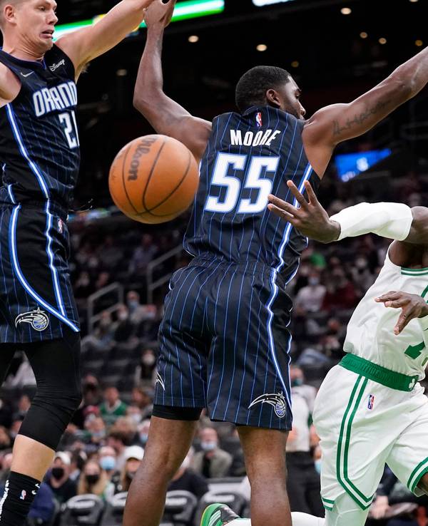 Vorbereitungsspiel: Boston Celtics Dennis Schröder (r) in Aktion gegen Orlando Magics Spieler E'Twaun Moore (M) und Moritz Wagner (l).