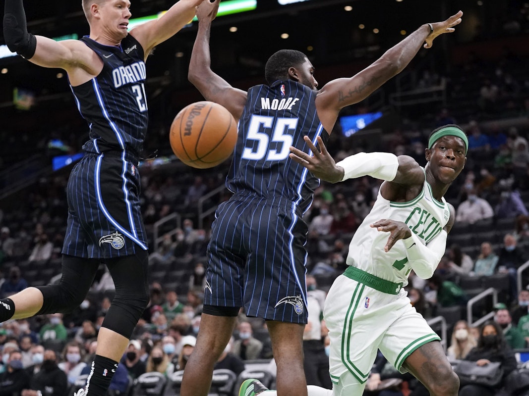 Vorbereitungsspiel: Boston Celtics Dennis Schröder (r) in Aktion gegen Orlando Magics Spieler E'Twaun Moore (M) und Moritz Wagner (l).