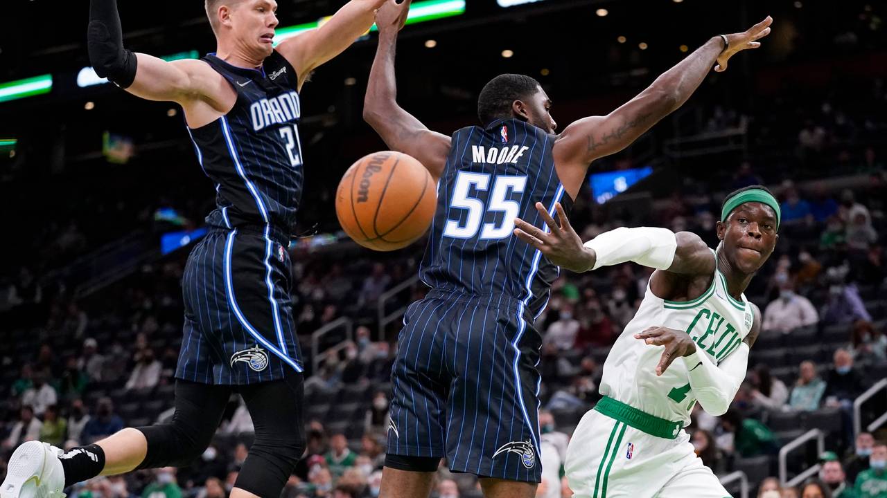 Vorbereitungsspiel: Boston Celtics Dennis Schröder (r) in Aktion gegen Orlando Magics Spieler E'Twaun Moore (M) und Moritz Wagner (l).