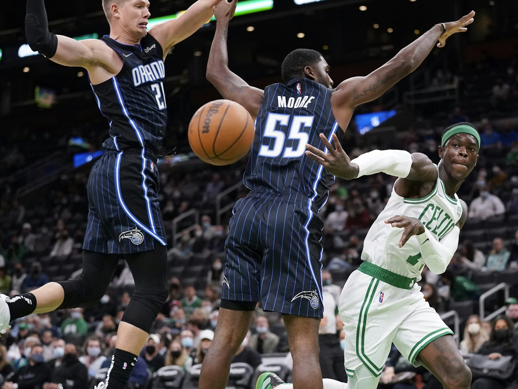 Vorbereitungsspiel: Boston Celtics Dennis Schröder (r) in Aktion gegen Orlando Magics Spieler E'Twaun Moore (M) und Moritz Wagner (l).