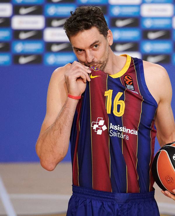Der spanische Basketballspieler Pau Gasol wird als neuer Spieler des FC Barcelona im Palau Blaugrana präsentiert und küsst das Wappen des Klubs.