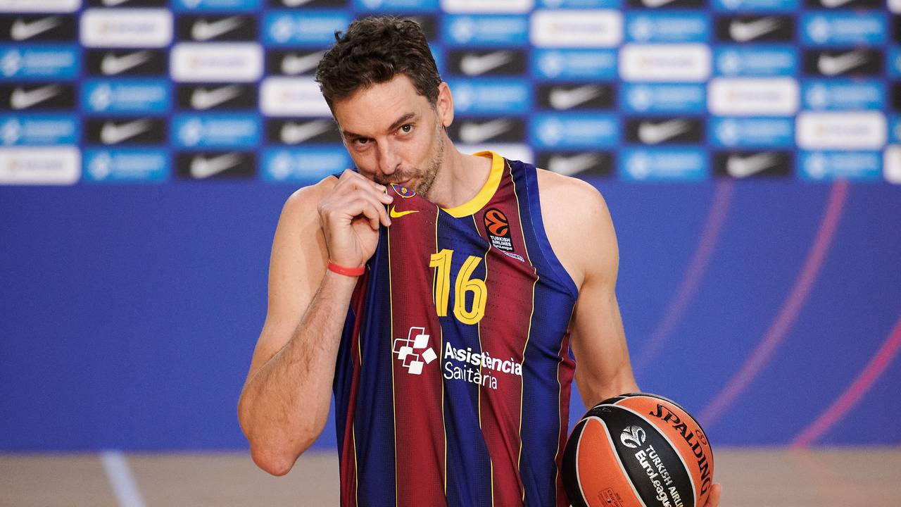 Der spanische Basketballspieler Pau Gasol wird als neuer Spieler des FC Barcelona im Palau Blaugrana präsentiert und küsst das Wappen des Klubs.