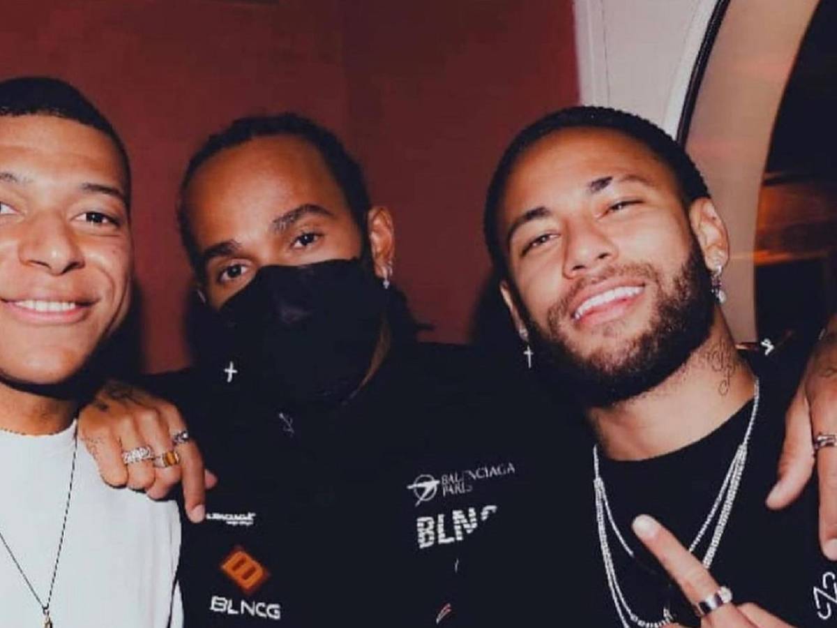Formel-1-Pilot Lewis Hamilton (M.) posiert mit den PSG-Stars Kylian Mbappé (l.) und Neymar.