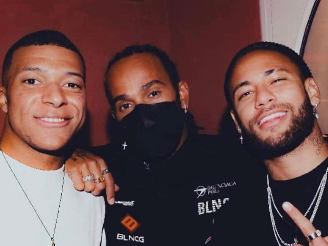Formel-1-Pilot Lewis Hamilton (M.) posiert mit den PSG-Stars Kylian Mbappé (l.) und Neymar.