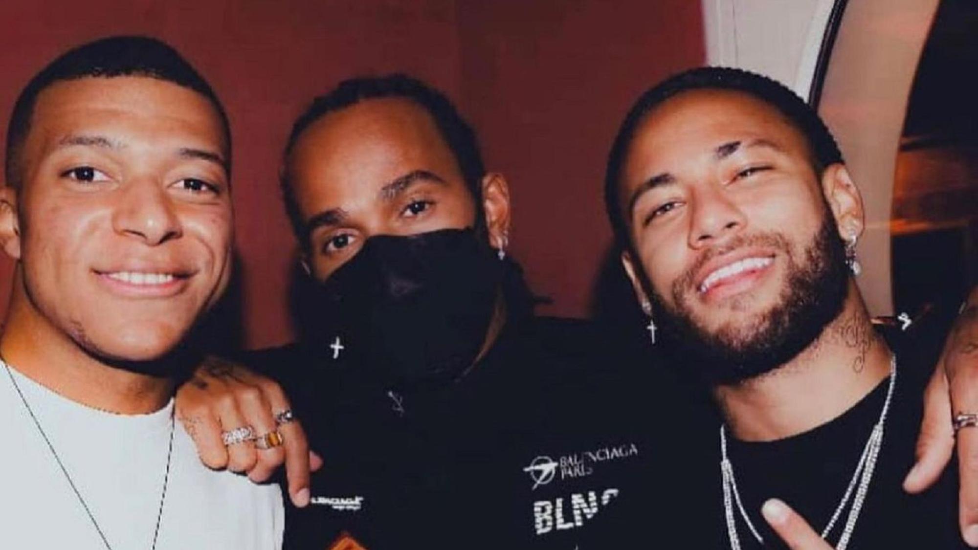 Formel-1-Pilot Lewis Hamilton (M.) posiert mit den PSG-Stars Kylian Mbappé (l.) und Neymar.