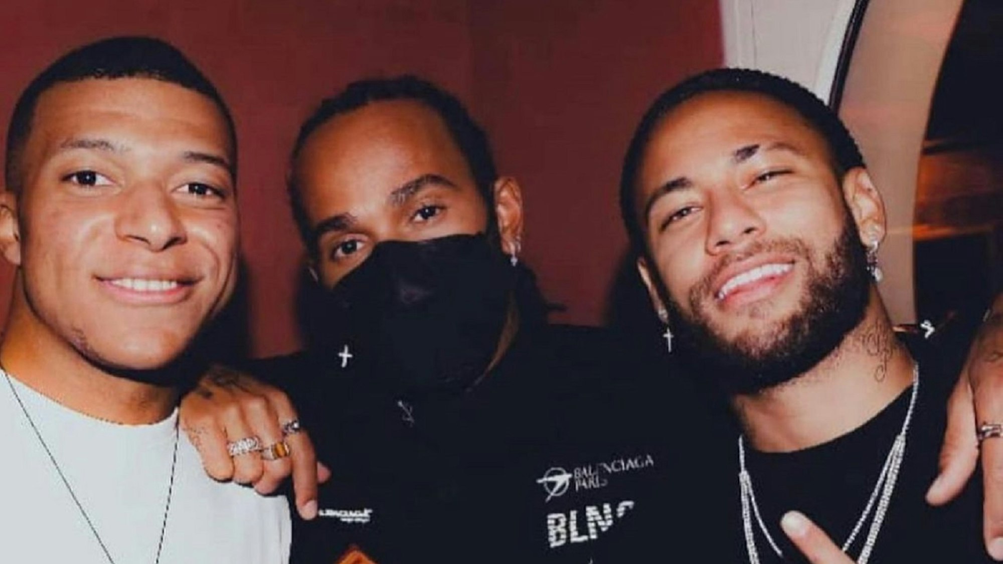 Formel-1-Pilot Lewis Hamilton (M.) posiert mit den PSG-Stars Kylian Mbappé (l.) und Neymar.
