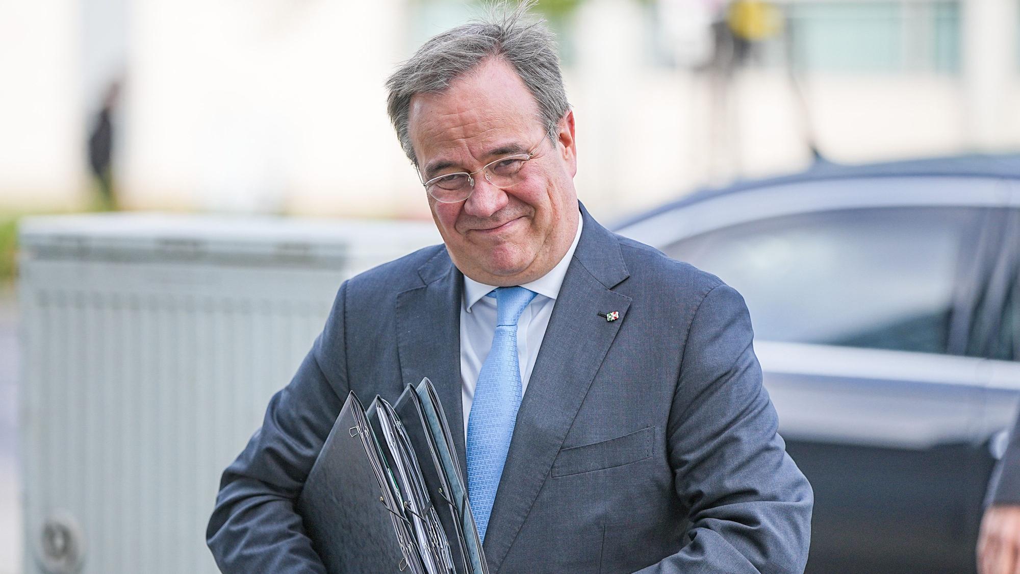 Armin Laschet, CDU-Bundesvorsitzender und Ministerpräsident von Nordrhein-Westfalen, kommt am Sonntag (3. Oktober) zur Vorbereitung von Sondierungsgesprächen zwischen der CDU und der FDP am Konrad- Adenauer Haus an. Er tagt am Dienstag mit dem Landesvorstand, um seine Nachfolge zu klären.