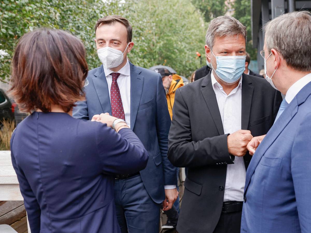 Armin Laschet, CDU-Bundesvorsitzender und Ministerpräsident von Nordrhein-Westfalen, Robert Habeck, Bundesvorsitzender von Bündnis 90/Die Grünen, CDU-Generalsekretär Paul Ziemiak und Annalena Baerbock, Bundesvorsitzende von Bündnis 90/Die Grünen machen schlagen ihre Fäuste aneinander.
