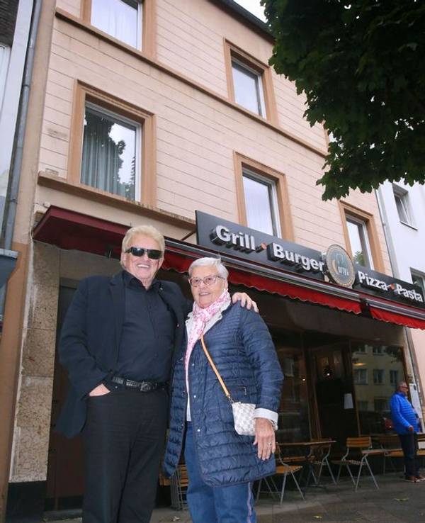 Heino und seine Schwester Hannelore stehen vor ihrem alten Elternhaus in Düsseldorf-Oberbilk