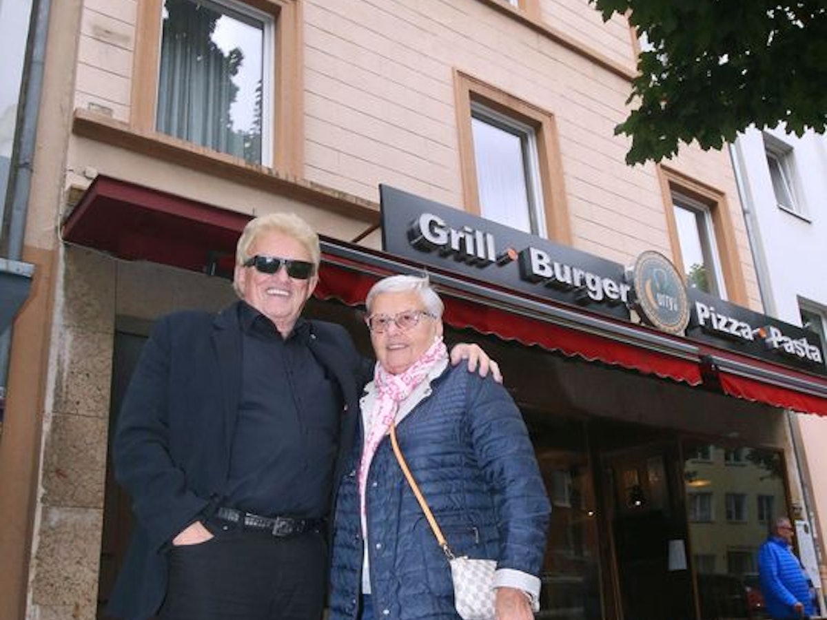 Heino und seine Schwester Hannelore stehen vor ihrem alten Elternhaus in Düsseldorf-Oberbilk