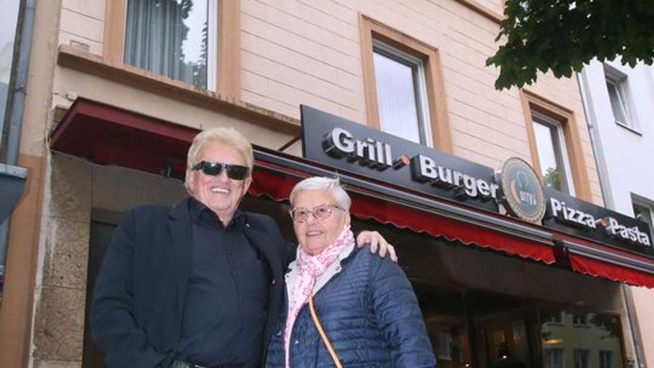 Heino und seine Schwester Hannelore stehen vor ihrem alten Elternhaus in Düsseldorf-Oberbilk