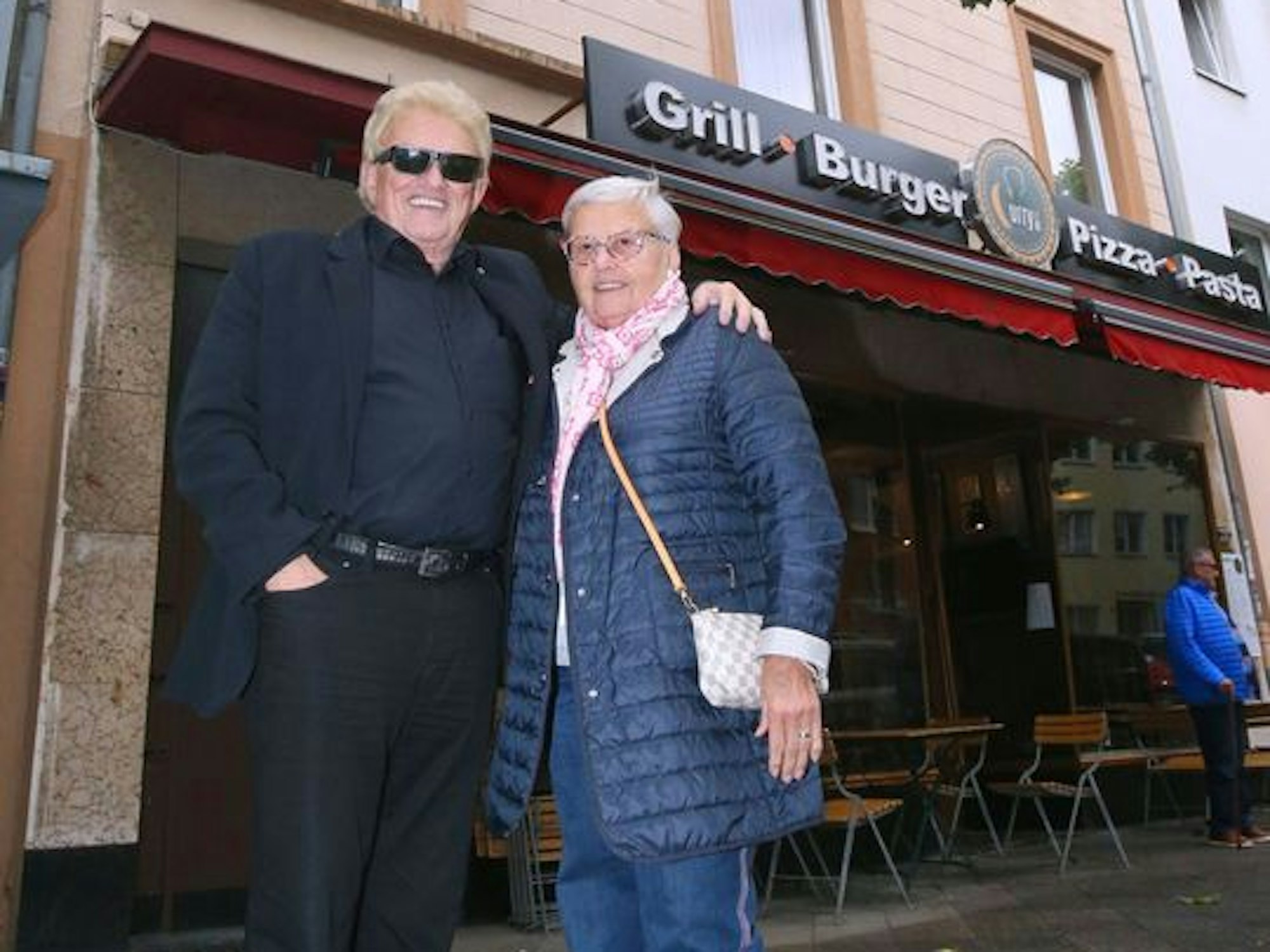 Heino und seine Schwester Hannelore stehen vor ihrem alten Elternhaus in Düsseldorf-Oberbilk