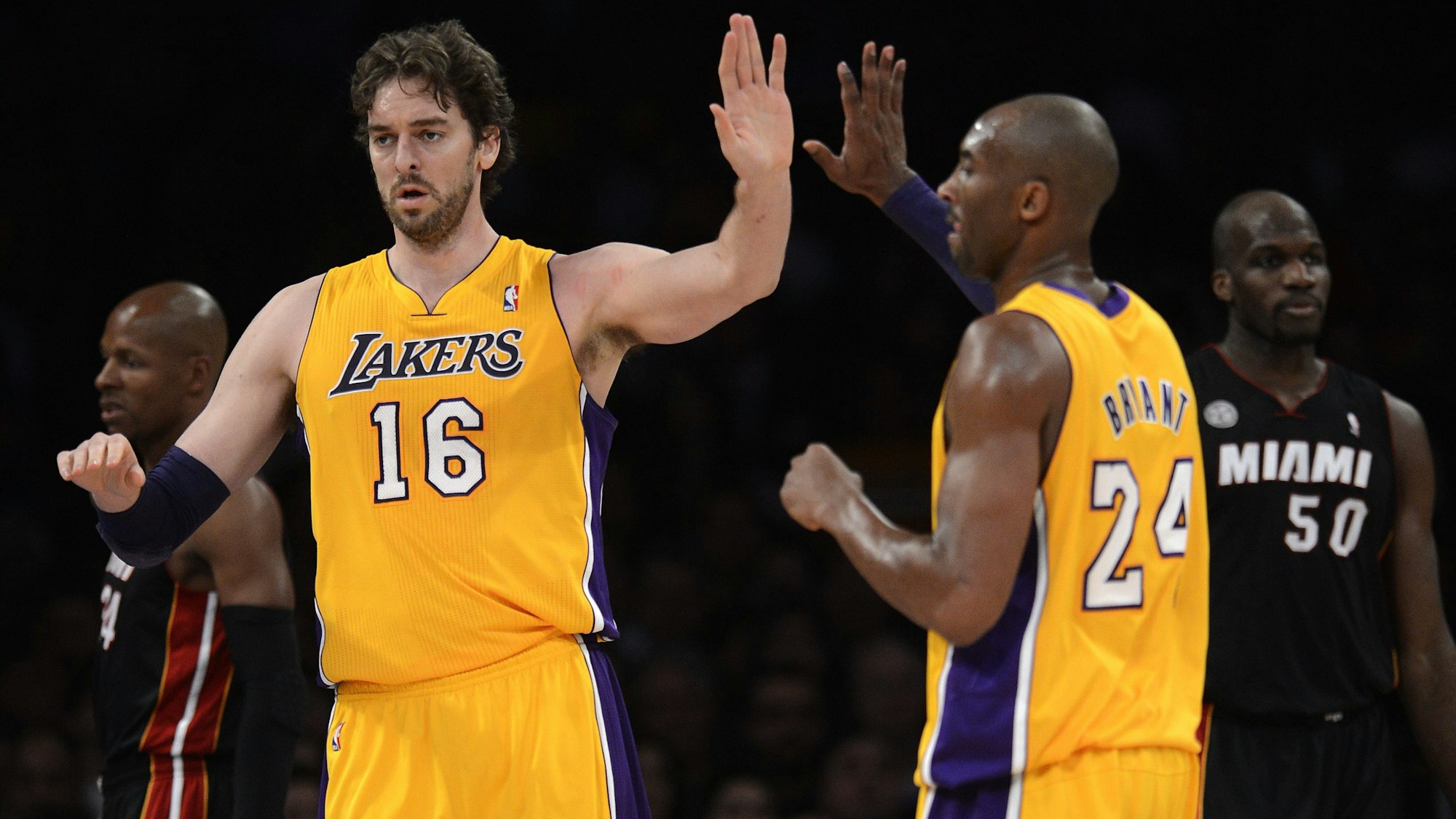 Pau Gasol und Kobe Bryant klatschen einander ab.